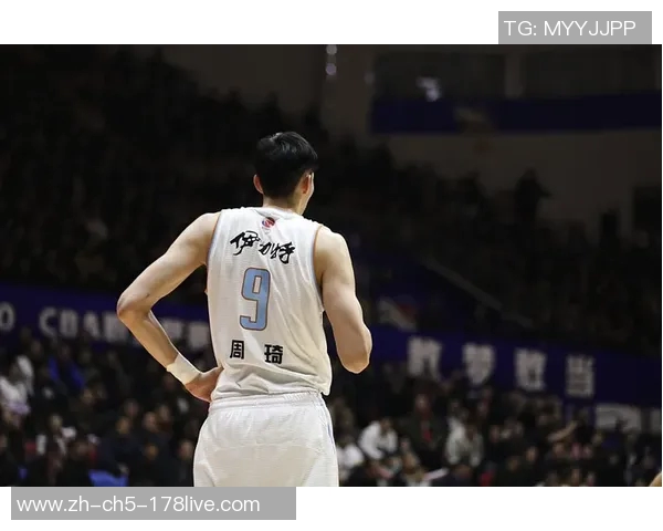 曾凡博调侃周琦儿子亲密无间自己抱孩子已经习惯了